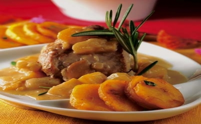 Cerdo al curry y frutas